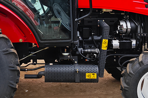 Silenciador montado sob o motor